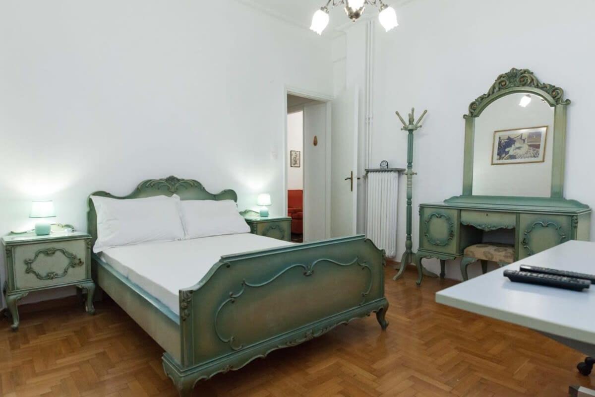 Charming Vintage 2Br Apartment With Balcony In Koukaki Atenas Exterior foto
