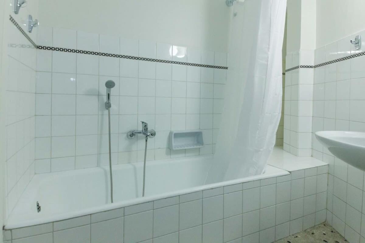 Charming Vintage 2Br Apartment With Balcony In Koukaki Atenas Exterior foto